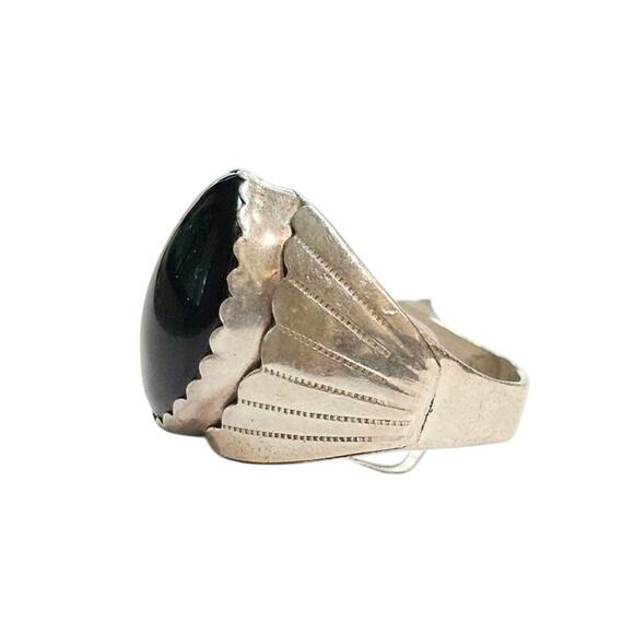 Vintage Navajo Men's Sterling Silver Onyx Cabochon Ring - Diné Fan Accents - Picture 3 of 5